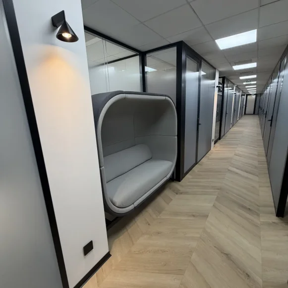 Bureau privé 13 m² 2 postes Coworking Rue de Paris Montreuil 93100 - photo 2
