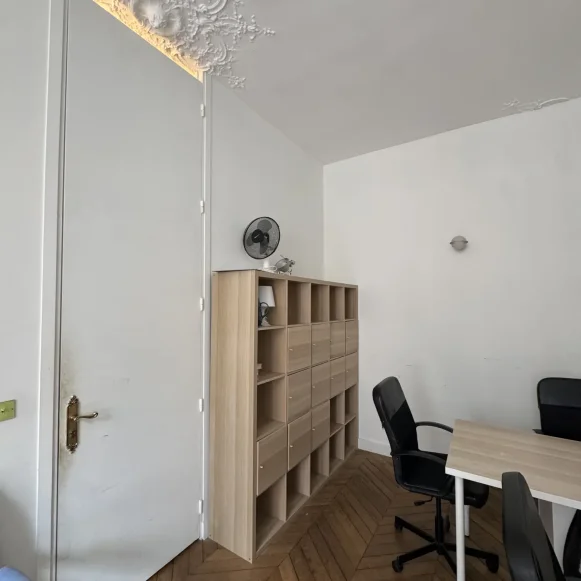 Bureau privé 18 m² 6 postes Location bureau Rue Notre Dame des Victoires Paris 75002 - photo 8