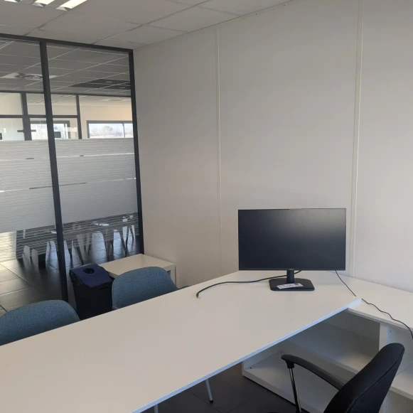 Bureau privé 10 m² 1 poste Coworking Rue Topaze Éguilles 13510 - photo 2