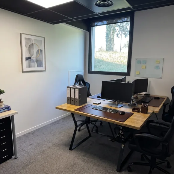 Bureau privé 13 m² 4 postes Location bureau Rue du Dauphiné Saint-Priest 69800 - photo 1