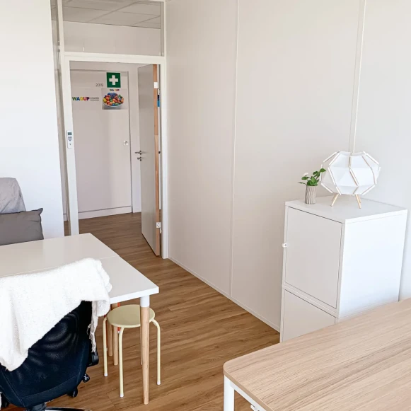 Bureau privé 10 m² 3 postes Coworking Avenue Tony Garnier Lyon 69007 - photo 2