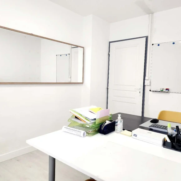 Bureau privé 12 m² 3 postes Location bureau Rue Vacon Marseille 13001 - photo 3