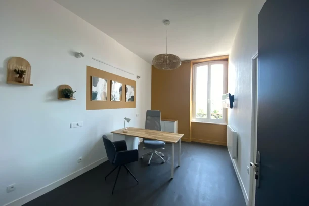 Bureau privé - 17400 - 1 poste - 479.16€