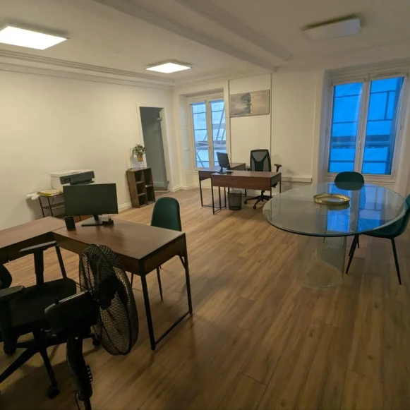 Bureau privé 24 m² 4 postes Location bureau Rue de Rivoli Paris 75001 - photo 3