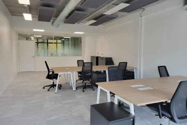 Bureau privé - 38240 - 12 postes - 1951€