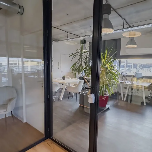 Bureau privé 20 m² 5 postes Location bureau Rue Virginie Hériot La Rochelle 17000 - photo 2