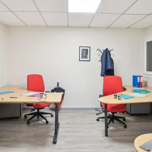 Bureau privé 18 m² 3 postes Coworking Rue Marc Verdier Pont-Sainte-Marie 10150 - photo 5