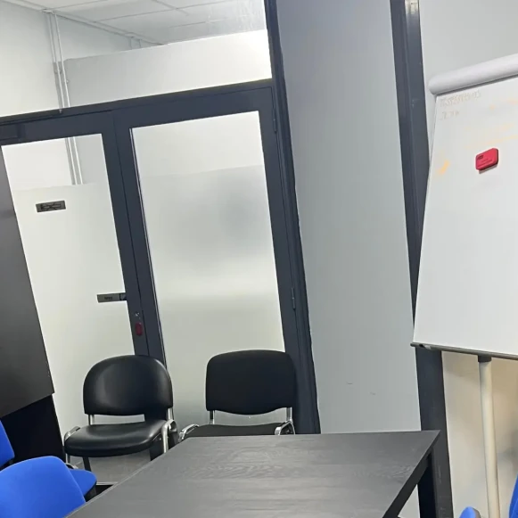 Bureau privé 12 m² 2 postes Coworking Rue Rabelais Montreuil 93100 - photo 4