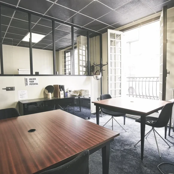 Bureau privé 17 m² 4 postes Coworking Rue de Bucarest Paris 75008 - photo 3