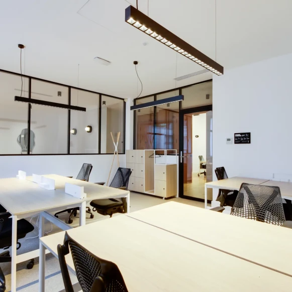 Bureau privé 26 m² 8 postes Location bureau Rue Cambacérès Paris 75008 - photo 3
