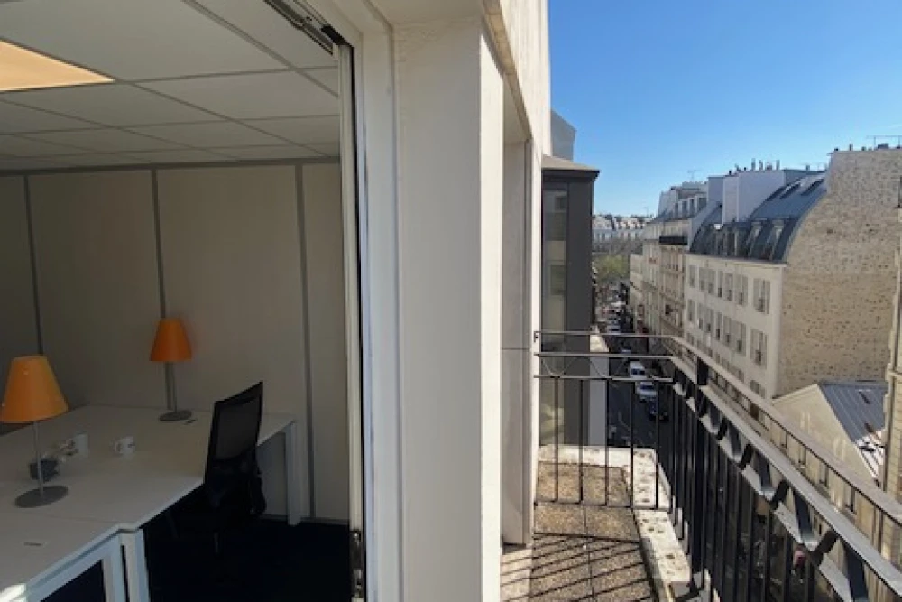 Bureau privé - 75010 - 3 postes - 2100€