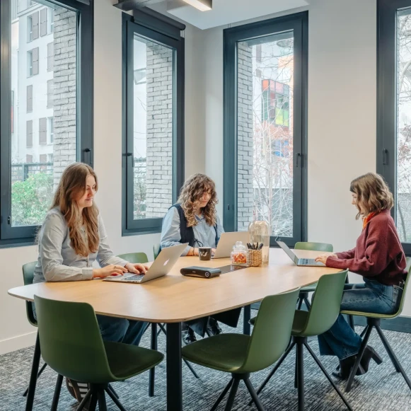 Bureau privé 25 m² 8 postes Coworking Place Martin Levasseur Saint-Ouen-sur-Seine 93400 - photo 2