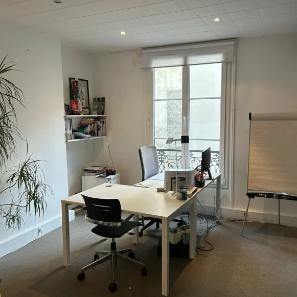 Bureau privé 16 m² 4 postes Location bureau Rue de Turbigo Paris 75001 - photo 1