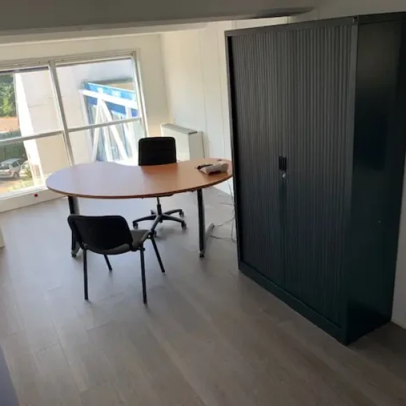 Bureau privé 15 m² 2 postes Coworking Allée de l'Europe Entzheim 67960 - photo 4