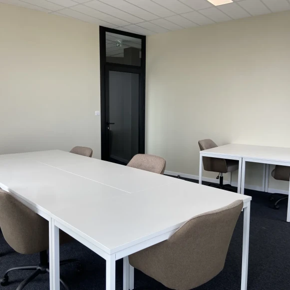 Bureau privé 22 m² 6 postes Coworking Rue Ferdinand Buisson Bègles 33130 - photo 3