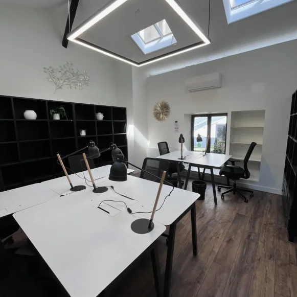 Bureau privé 25 m² 6 postes Location bureau Rue de Tocqueville Paris 75017 - photo 1