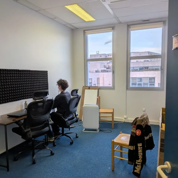 Bureau privé 15 m² 3 postes Location bureau Rue André Citroën Clichy 92110 - photo 7