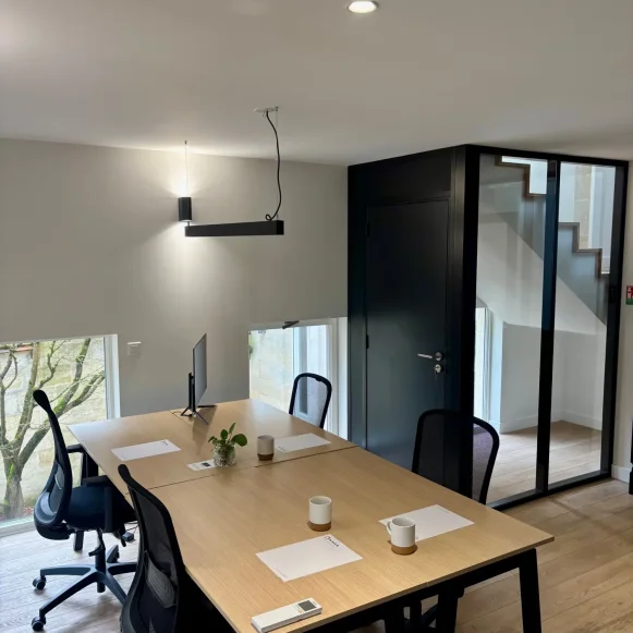Bureau privé 21 m² 4 postes Location bureau Rue Turenne Bordeaux 33000 - photo 1