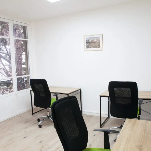 Bureau privé 18 m² 4 postes Coworking Rue Rabelais Montreuil 93100 - photo 2