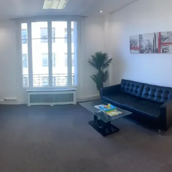 Bureau privé 25 m² 4 postes Location bureau Avenue des Champs-Élysées Paris 75008 - photo 1