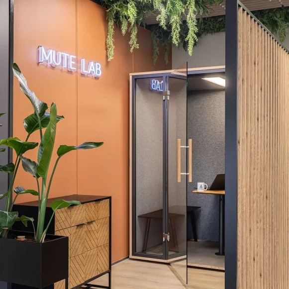 Bureau privé 16 m² 3 postes Coworking Rue des Frères Lumière Chassieu 69680 - photo 5