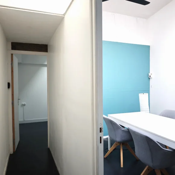 Bureau privé 26 m² 4 postes Coworking Rue Saint-Antoine Paris 75004 - photo 2
