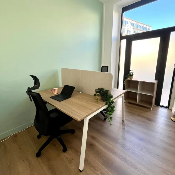 Bureau privé 12 m² 2 postes Location bureau Cours Saint-Louis Bordeaux 33300 - photo 1