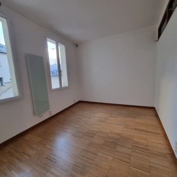 Bureau privé 11 m² 2 postes Location bureau Rue du Faubourg Saint-Antoine Paris 75011 - photo 1