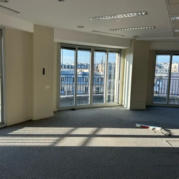 Bureau privé 17 m² 4 postes Coworking Rue de Sofia Paris 75018 - photo 1