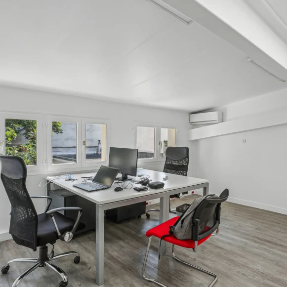 Bureau privé 18 m² 2 postes Location bureau Rue des Chantiers Versailles 78000 - photo 1