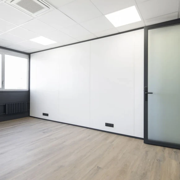 Bureau privé 20 m² 6 postes Location bureau Rue du Général Malleret Joinville Vitry-sur-Seine 94400 - photo 4