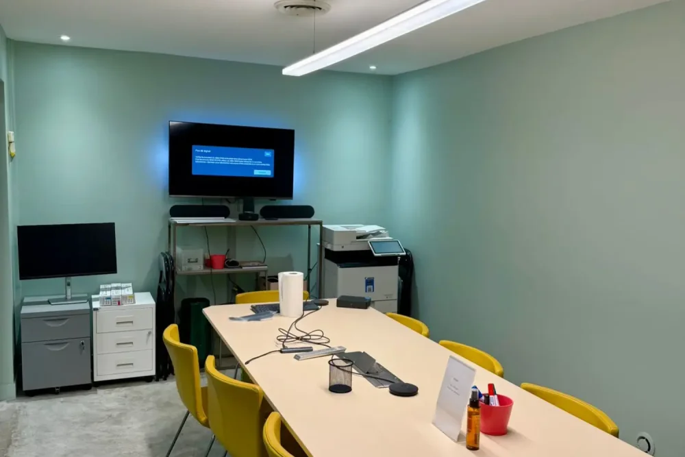 Espace indépendant - 75020 - 32 postes - 8300€