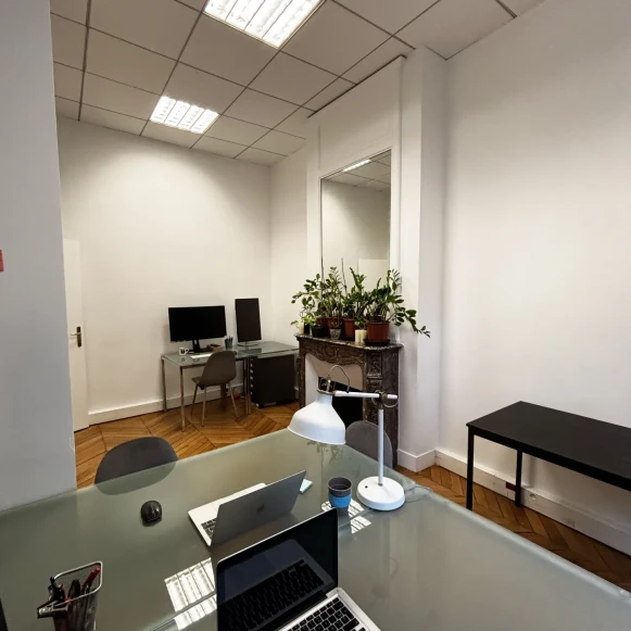 Bureau privé 23 m² 4 postes Location bureau Rue Blanche Paris 75009 - photo 1