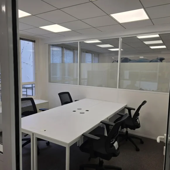 Bureau privé 20 m² 4 postes Coworking Rue du Faubourg Montmartre Paris 75009 - photo 1