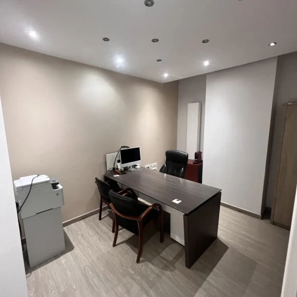 Bureau privé 14 m² 4 postes Location bureau Rue des Colonels Renard Paris 75017 - photo 8