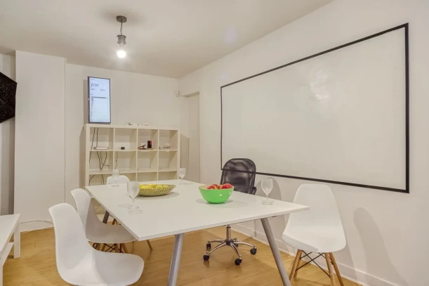 Espace indépendant - 75002 - 12 postes - 3600€