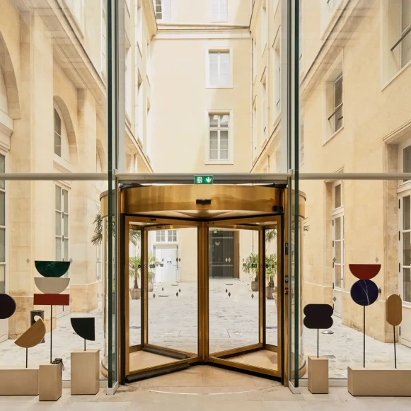 Bureau privé 308 m² 78 postes Coworking Rue Royale Paris 75008 - photo 1