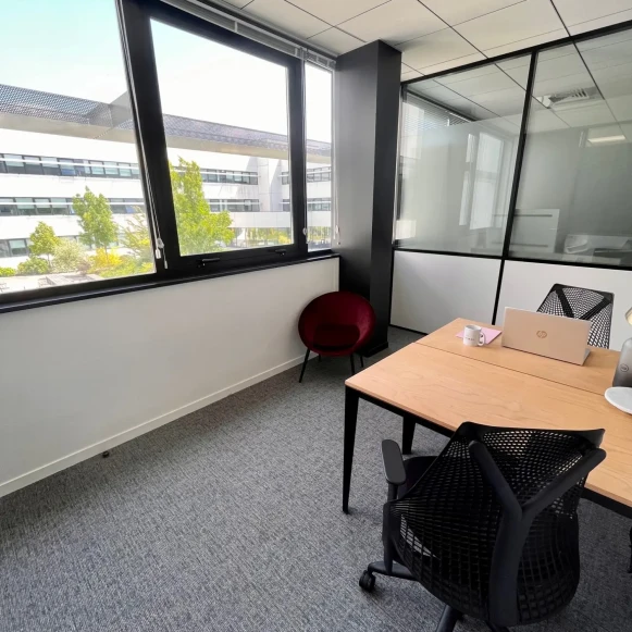 Bureau privé 11 m² 2 postes Coworking Rue des Satellites Le Haillan 33185 - photo 3