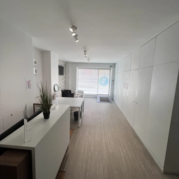 Bureau privé 14 m² 4 postes Location bureau Rue des Colonels Renard Paris 75017 - photo 5