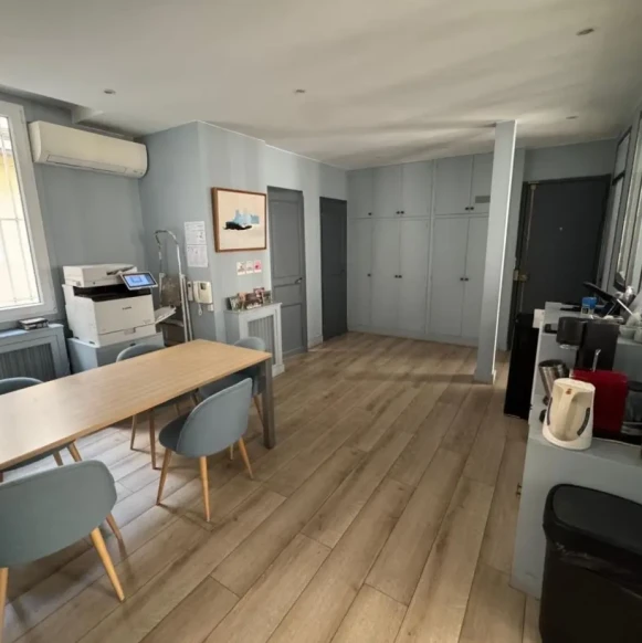Bureau privé 13 m² 4 postes Location bureau Rue de Surène Paris 75008 - photo 4