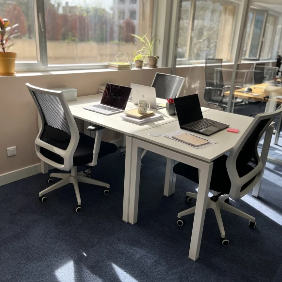 Bureau privé 12 m² 3 postes Coworking Avenue de Corinthe Marseille 13006 - photo 2