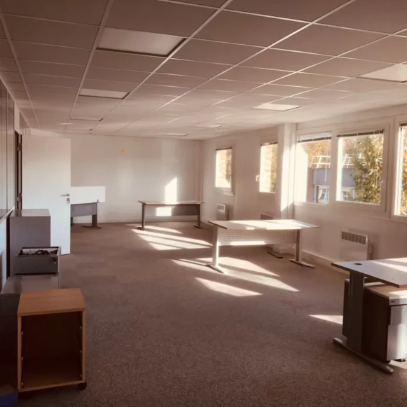 Bureau privé 64 m² 13 postes Location bureau Route de Gisy Bièvres 91570 - photo 1