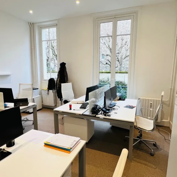 Espace indépendant 140 m² 20 postes Location bureau Place du Général Catroux Paris 75017 - photo 1