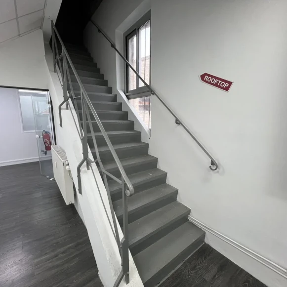 Bureau privé 22 m² 4 postes Coworking Rue Rabelais Montreuil 93100 - photo 11
