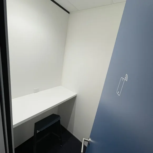 Bureau privé 7 m² 2 postes Coworking Rue James Joule Rezé 44400 - photo 3