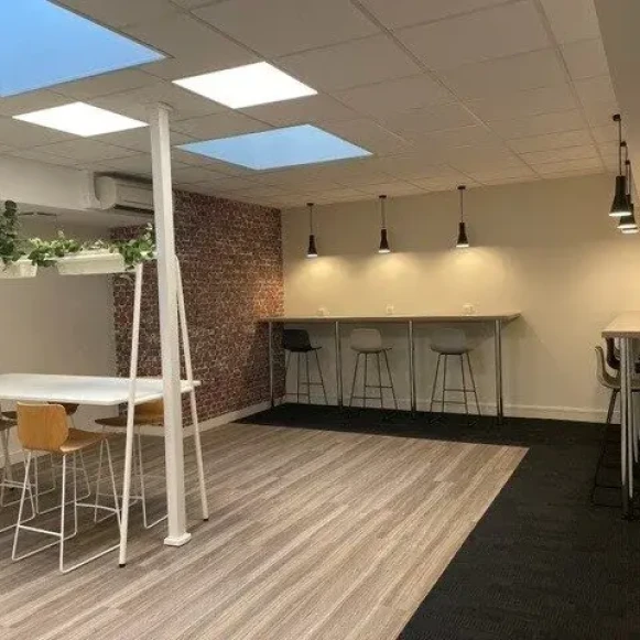 Bureau privé 15 m² 4 postes Coworking Place Rihour Lille 59000 - photo 4