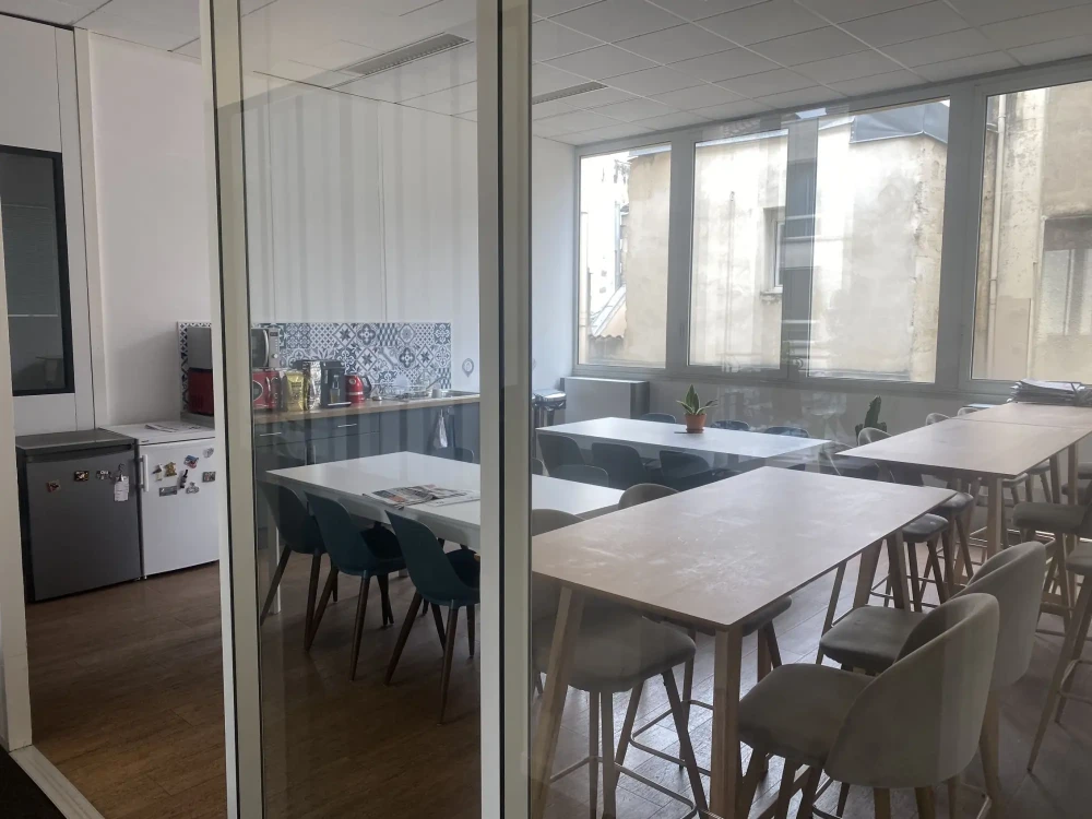 Open Space - 33000 - 1 poste - 260€