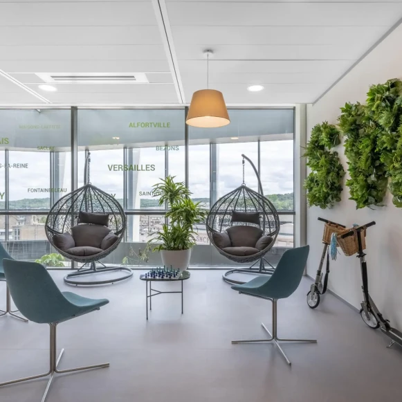 Bureau privé 12 m² 3 postes Coworking Parvis Colonel Arnaud Beltrame Versailles 78000 - photo 2