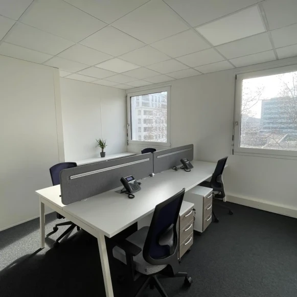 Bureau privé 17 m² 4 postes Coworking Boulevard de Stalingrad Villeurbanne 69100 - photo 1