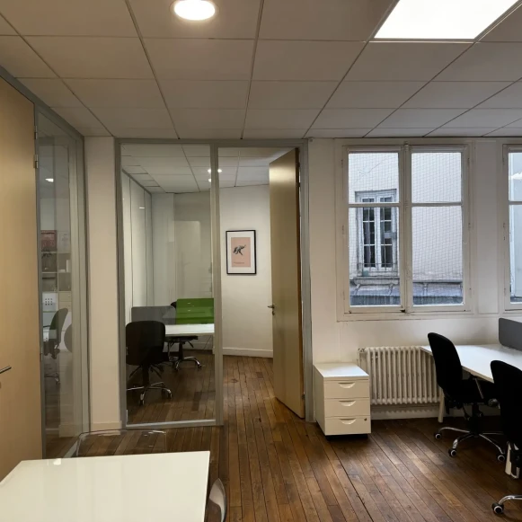 Espace indépendant 60 m² 12 postes Coworking Rue du Renard Paris 75004 - photo 3